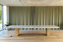 Betontisch mit Holzbeinen in Konferenzraum