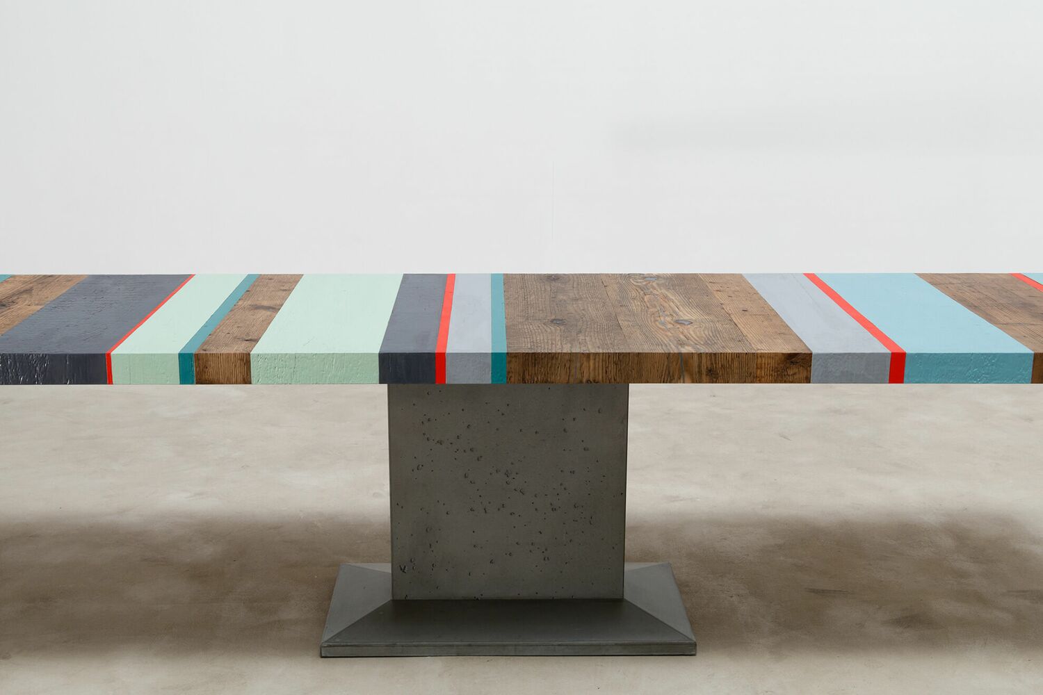 Tischplatte Holz mit Betonfuss