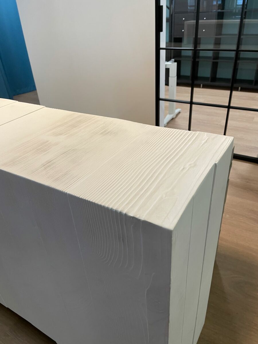 Zweiteiliger Tresen aus Beton und Holz