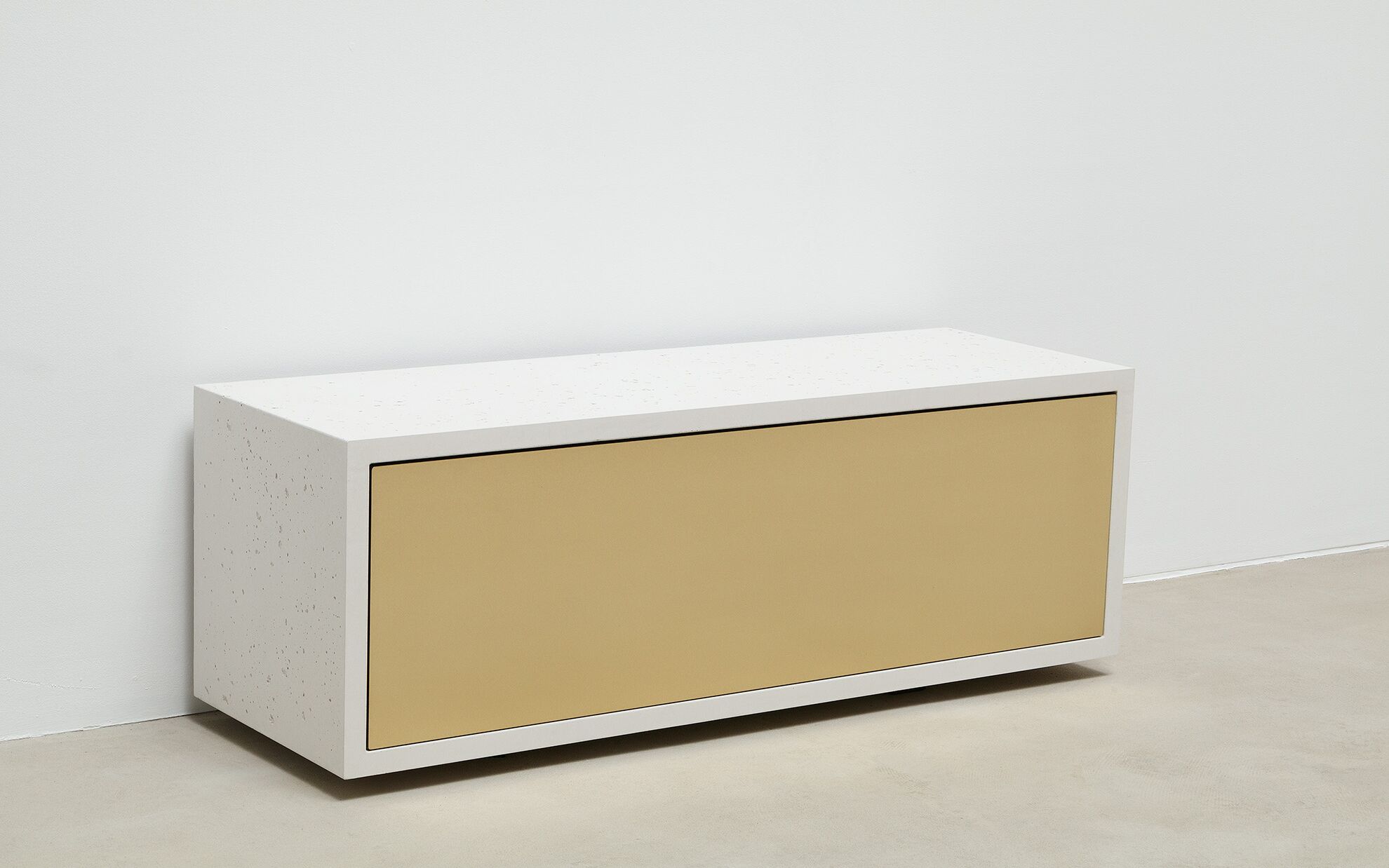 Beton-Lowboard mit Klappe aus Messing