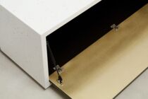 Beton-Lowboard mit Klappe aus Messing