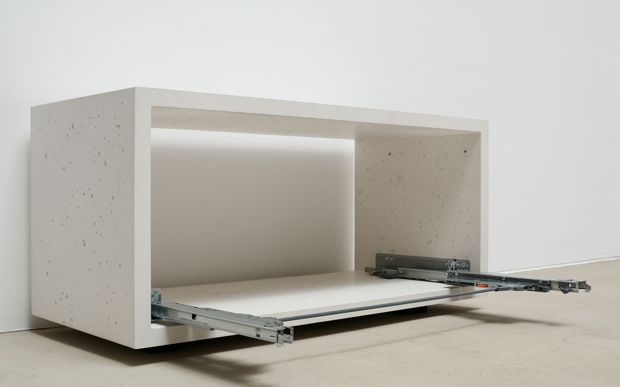 Beton-Lowboard mit Schublade und Messingfront