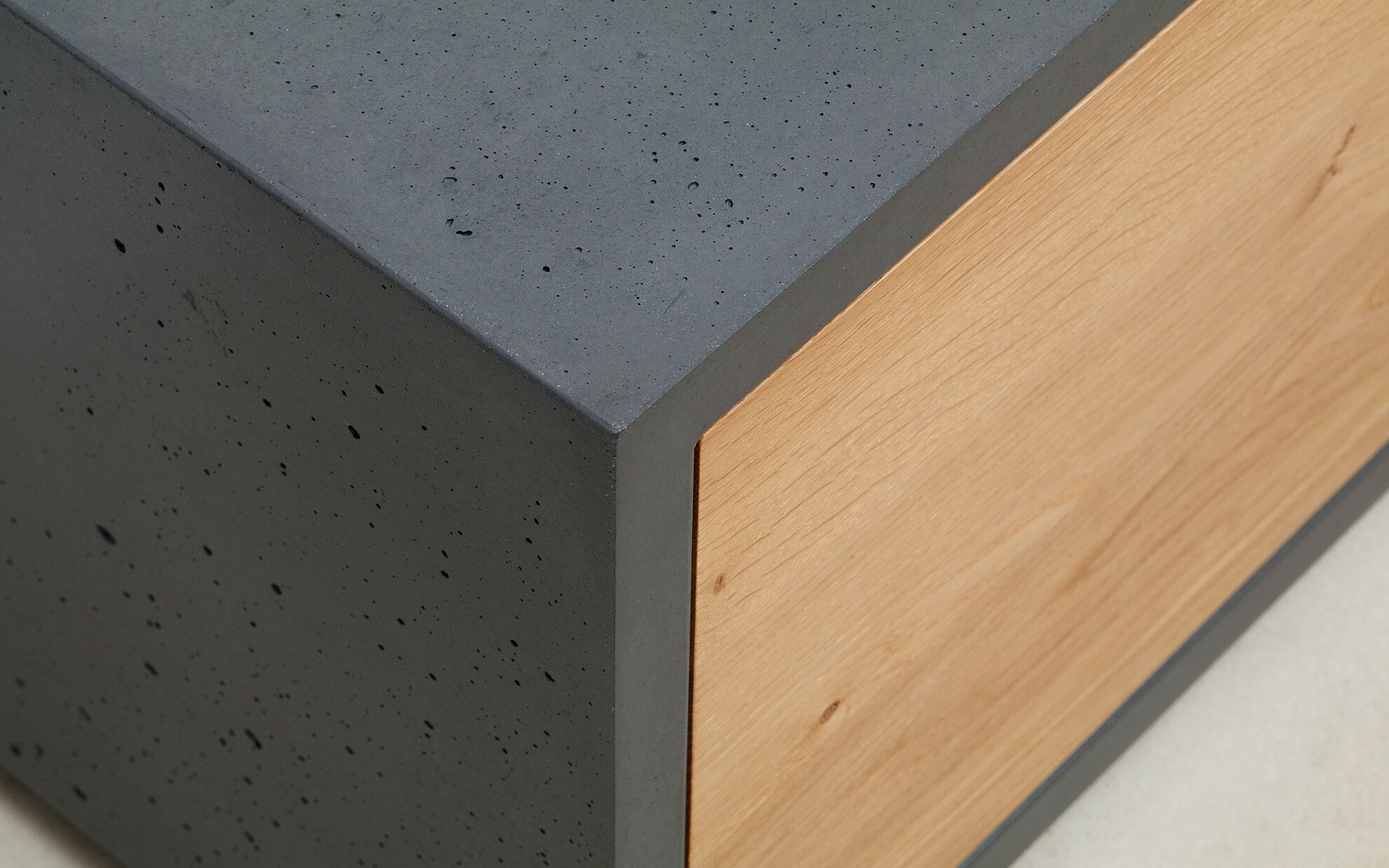 Beton Lowboard mit Eichenfront
