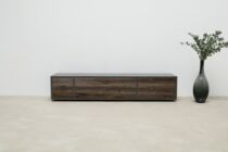 Beton-Lowboard mit Altholzfronten