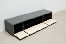 Beton-Lowboard mit Altholzfronten