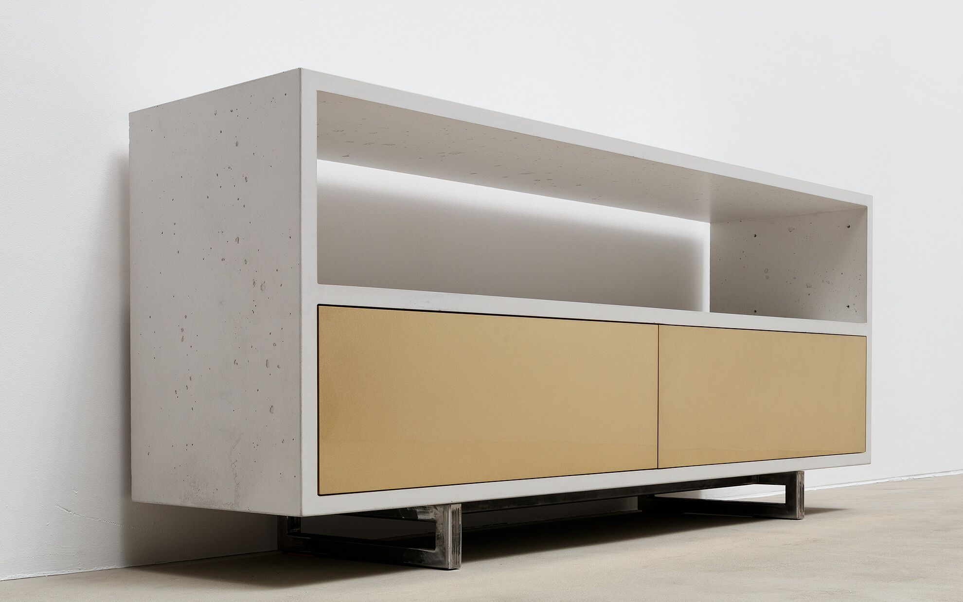 Beton-Sideboard weiss mit Messing-Fronten