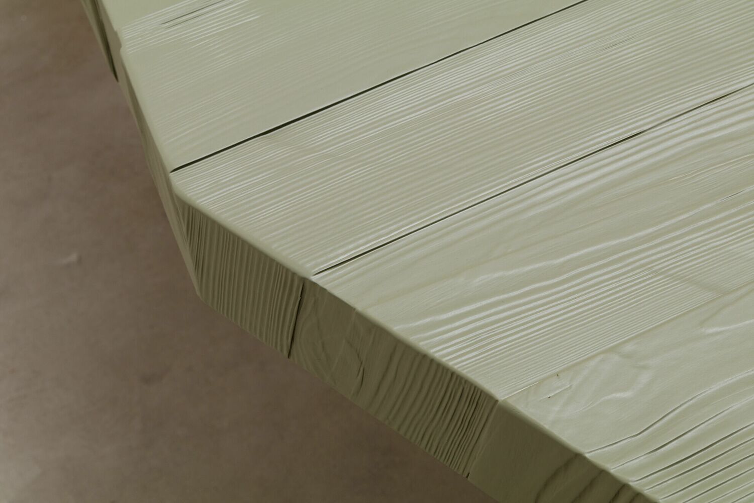 Detail der Tischplatte Holz mit Betonfuss