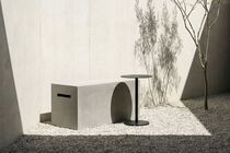 Betonbank Block Draußen in einem Hinterhof