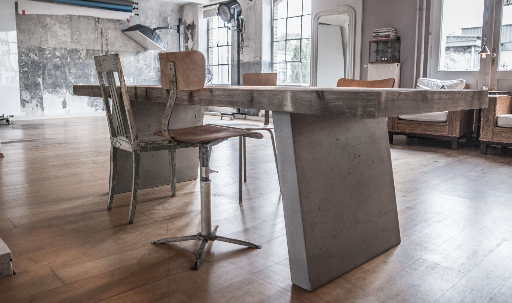 Esstisch mit Beton-Beinen und Altholz-Platte