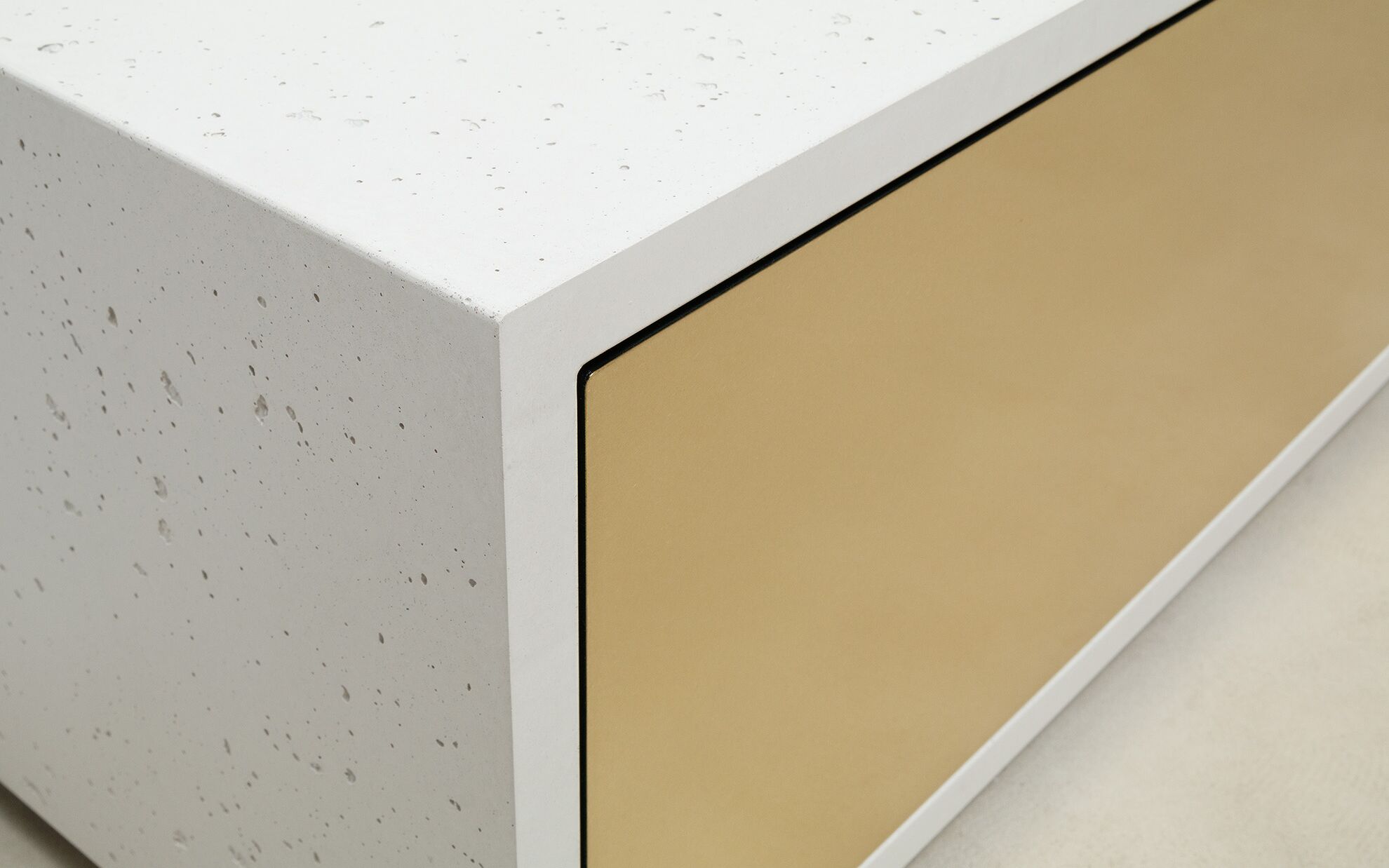 Beton-Lowboard mit Klappe aus Messing