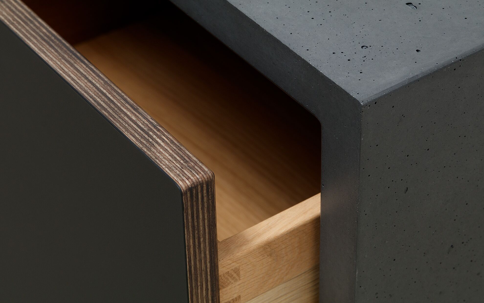 Beton Lowboard mit Front aus Fenix®
