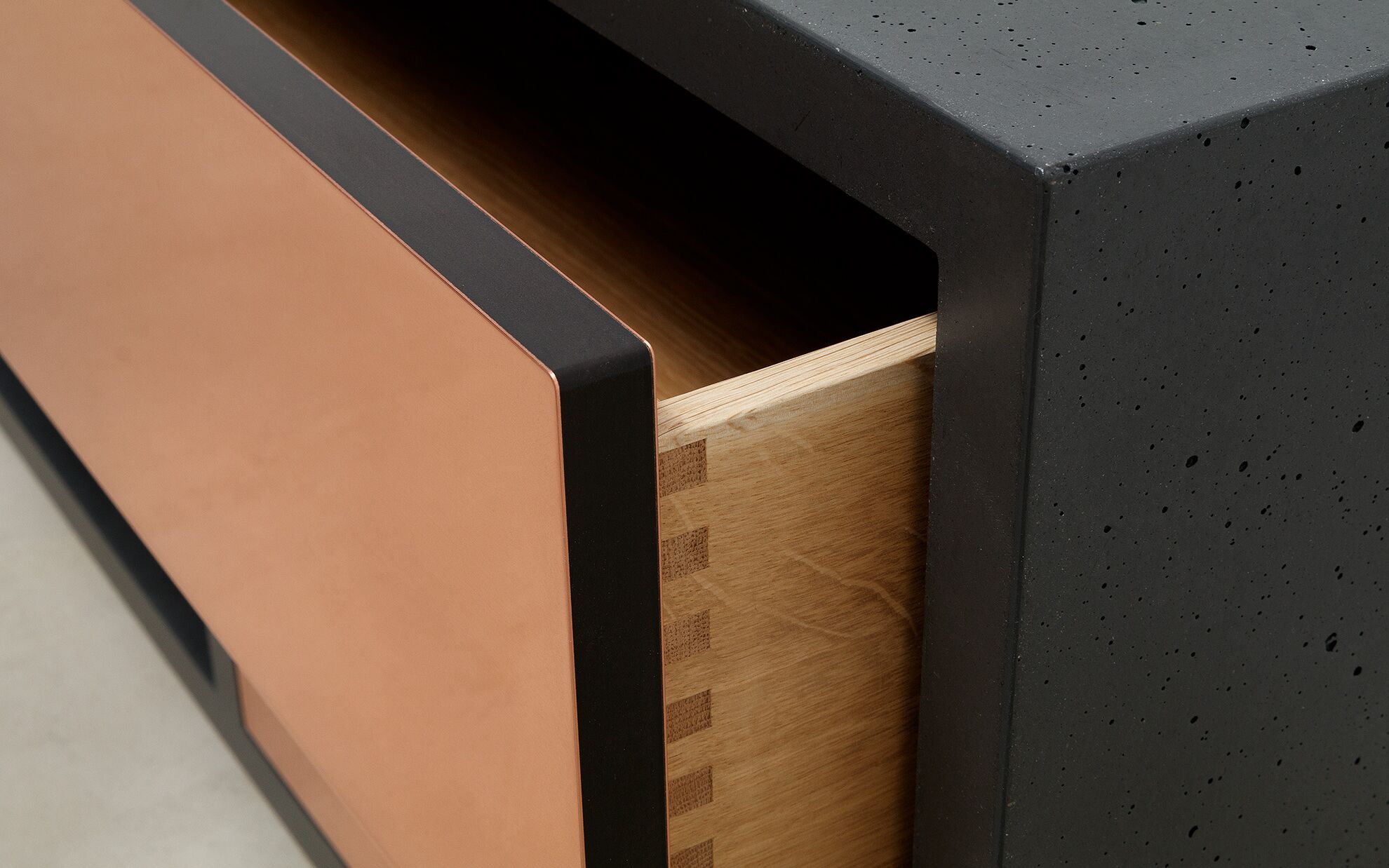 Detail Beton-Sideboard Copperbox 160 cm