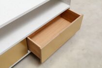 Beton-Sideboard weiss mit Messing-Fronten