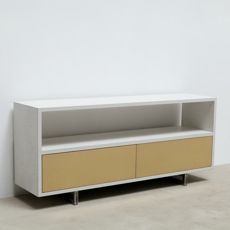 Sideboard aus Beton mit zwei Messing-Fronten