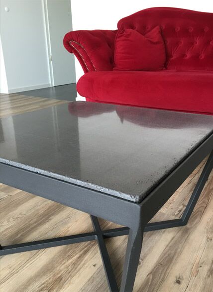 Couchtisch mit Betonplatte und Stahlgestell