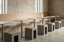 Betonhocker Open im Cafe