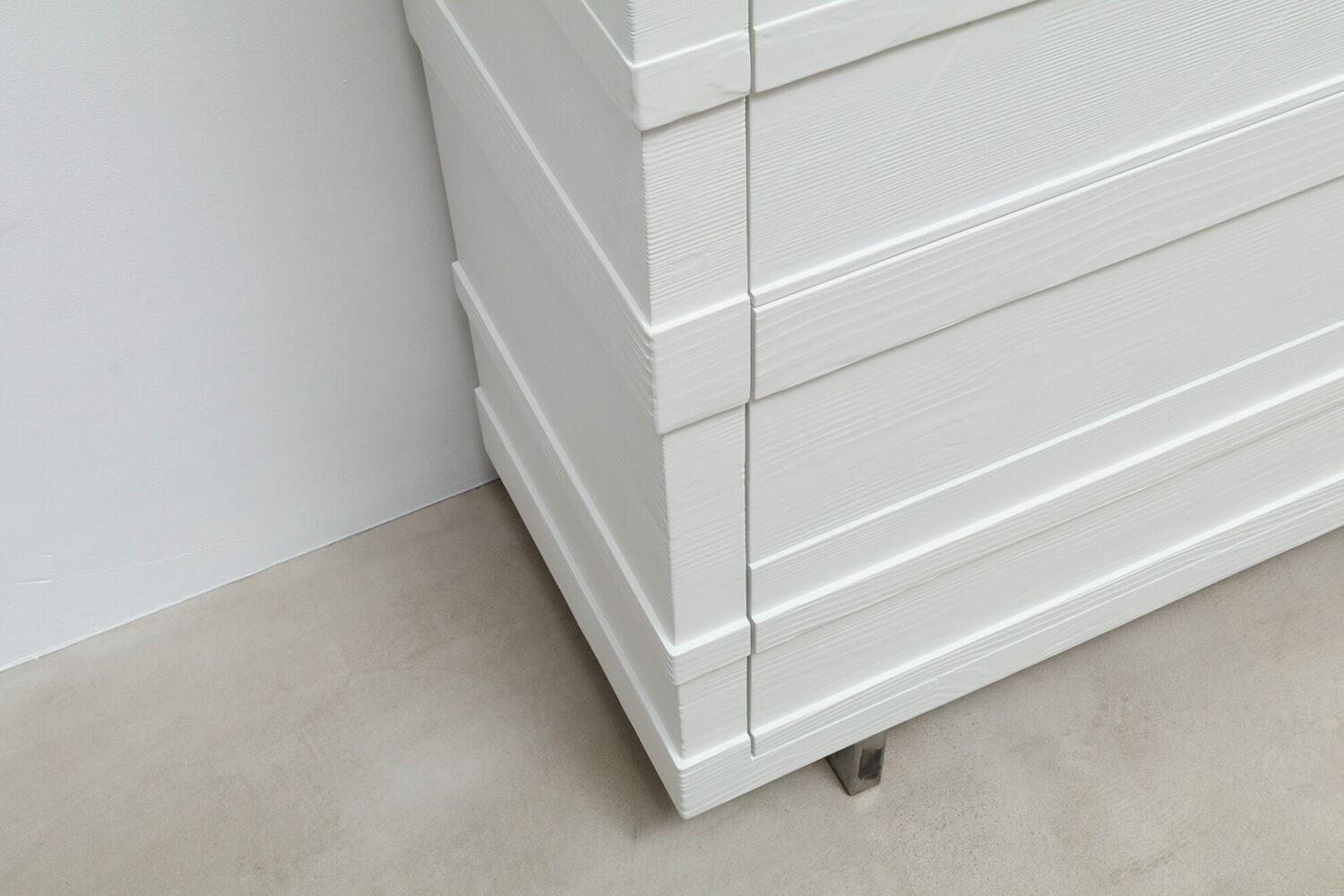 Highboard aus weiss lackiertem Holz mit Edelstahlfuss