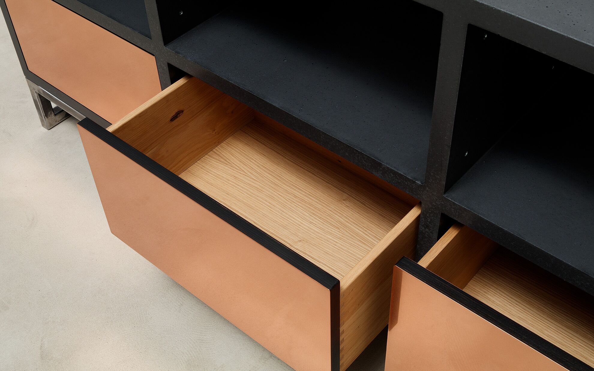 Beton-Sideboard mit Schubladen
