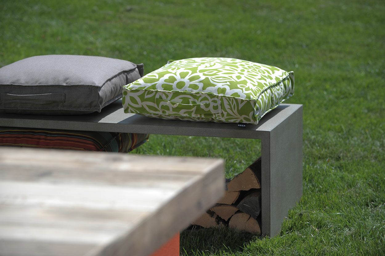 Beton-Lowboard als Sitzbank im Garten
