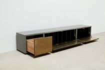 Beton-Lowboard Urbanbox, teilweise offen