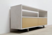 Beton-Sideboard weiss mit Messing-Fronten
