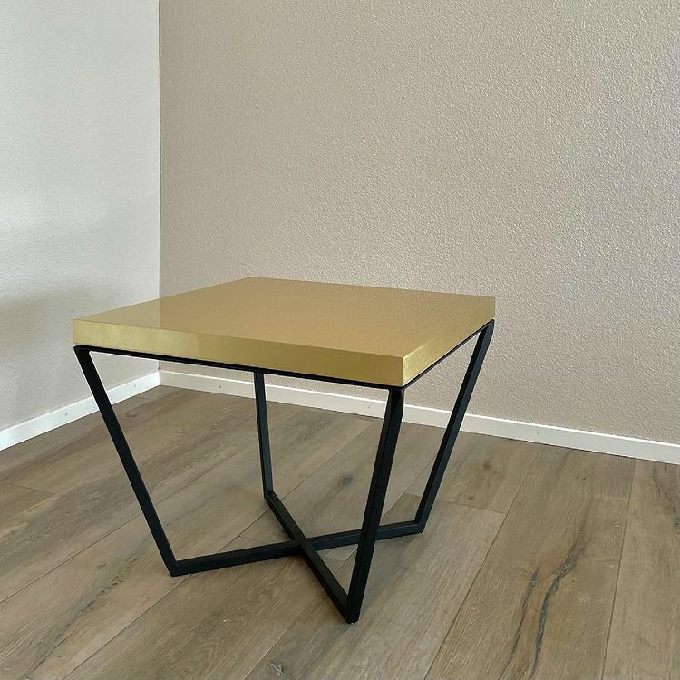 Couchtisch mit Messing-Tischplatte
