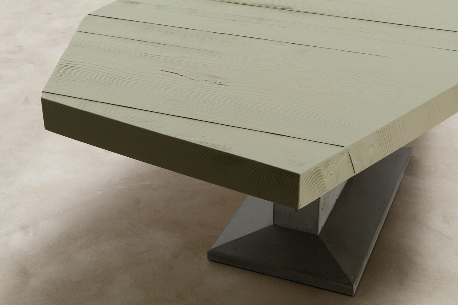 Olive-farbene Tischplatte Holz mit Betonfuss