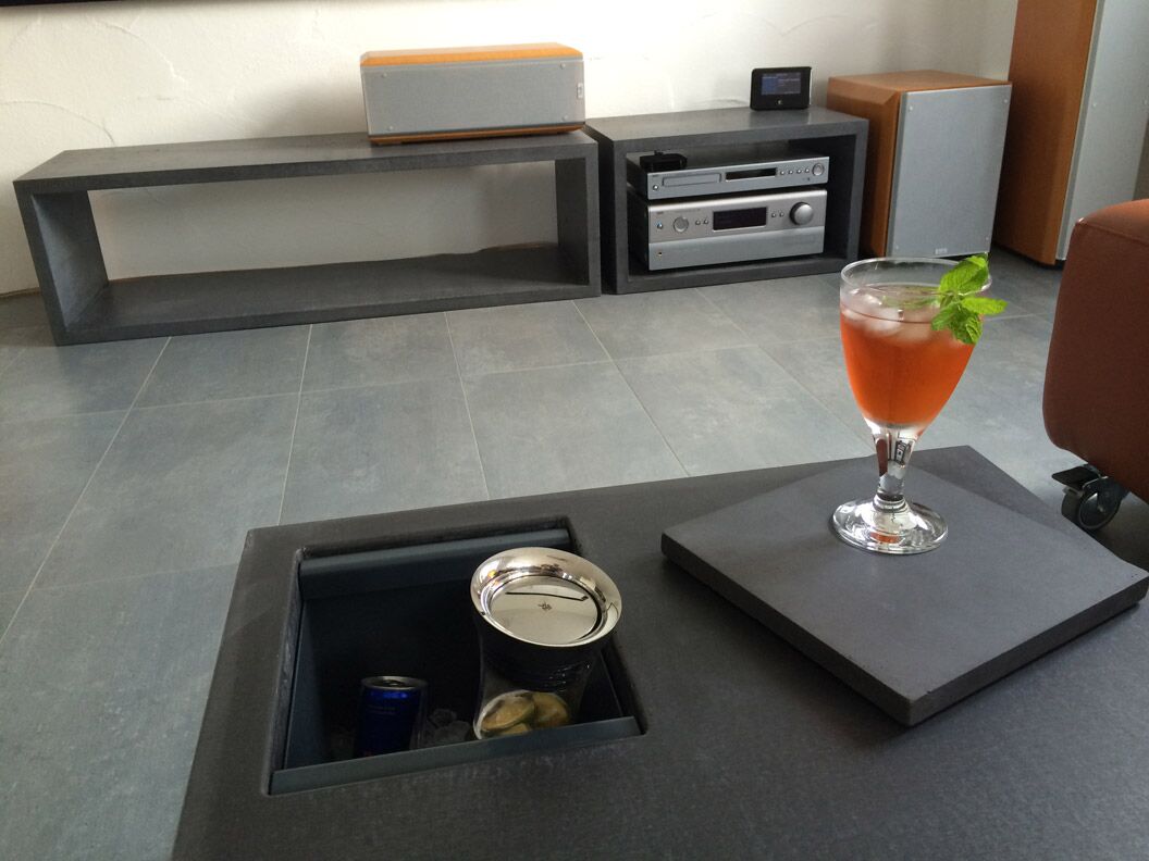 Beton-Couchtisch mit integriertem Kühler
