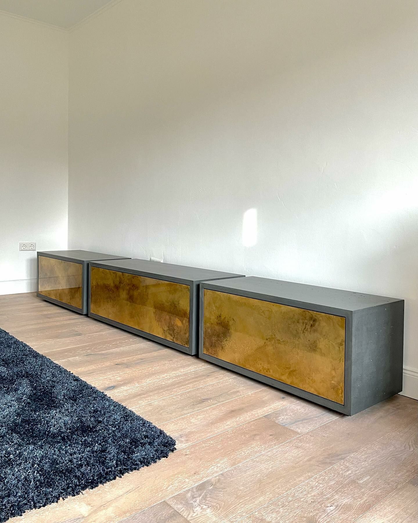 Beton-Lowboards mit lackierten Messingfronten