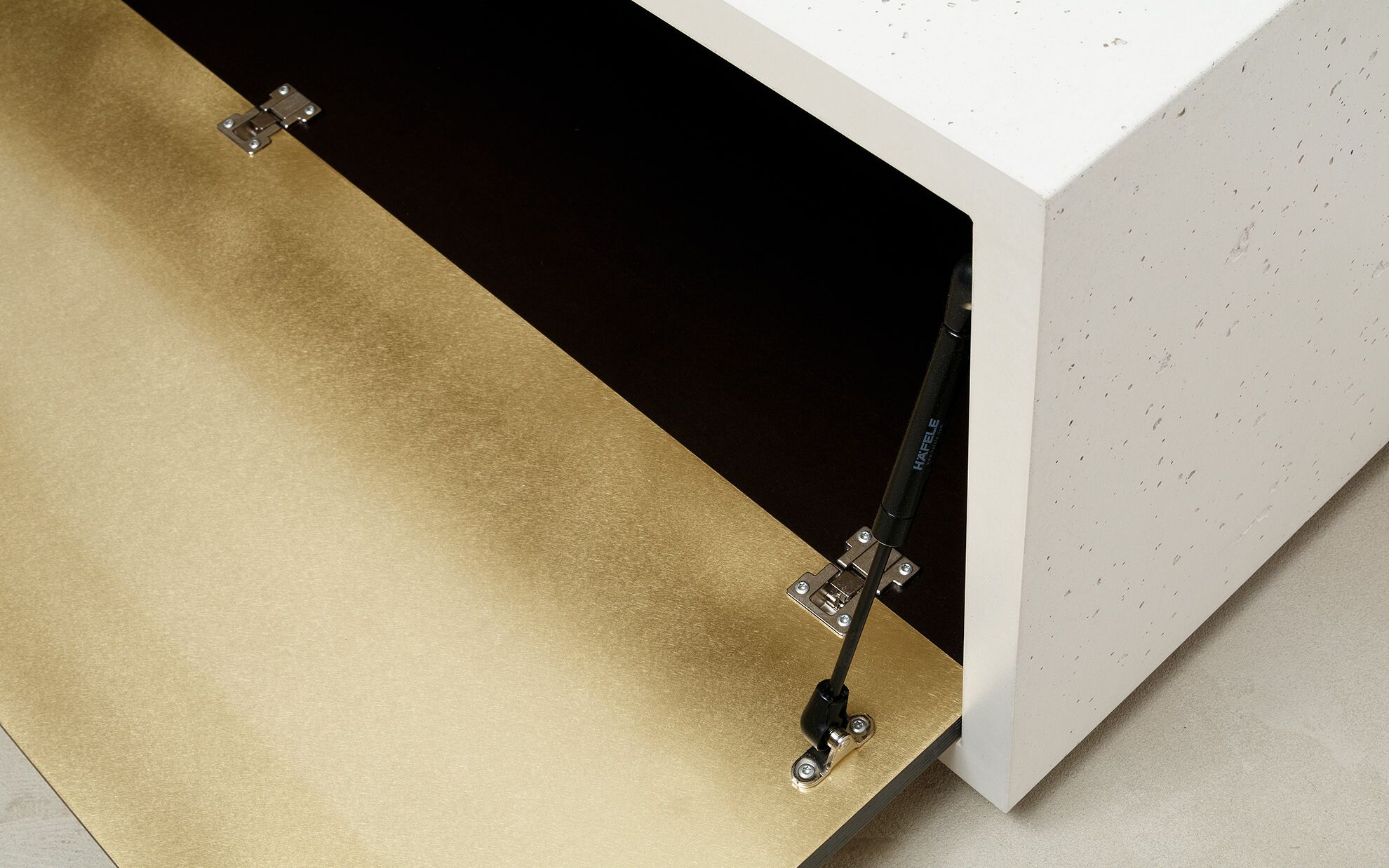 Beton-Lowboard mit Klappe aus Messing