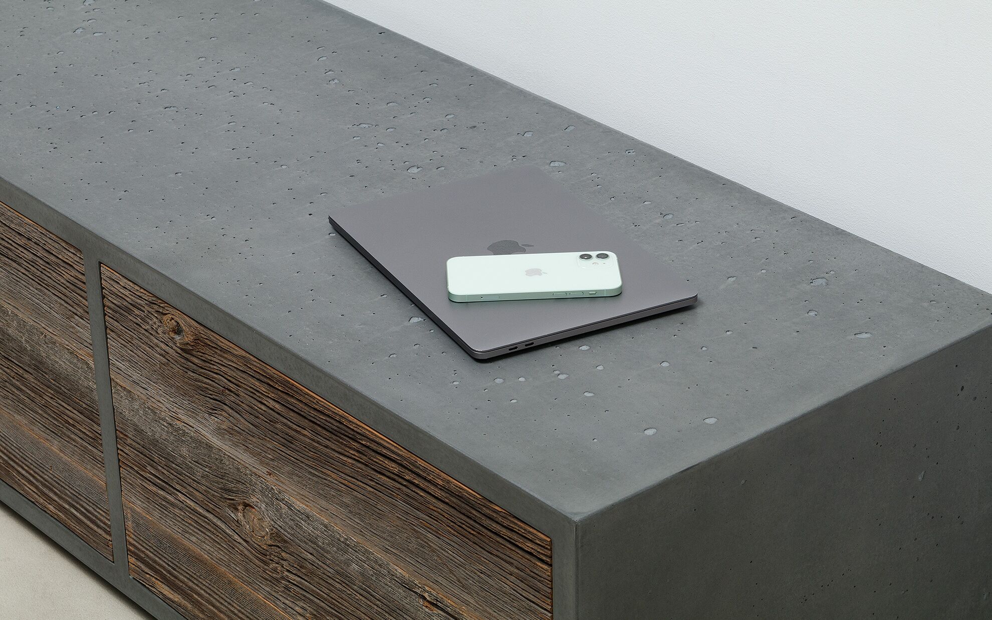 Beton-Lowboard mit Altholzfronten
