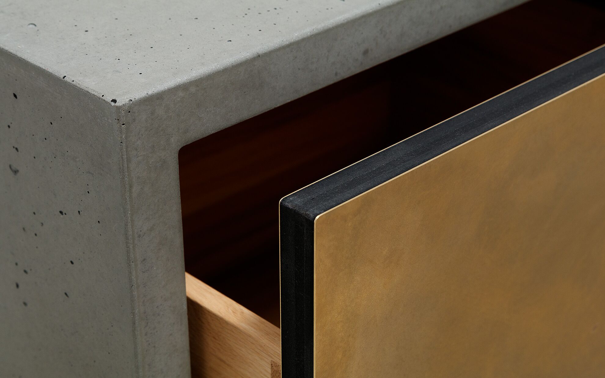 Beton-Lowboard Urbanbox, Schublade leicht geöffnet