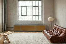 Beton-Lowboard Urbanbox in einem Wohnzimmer