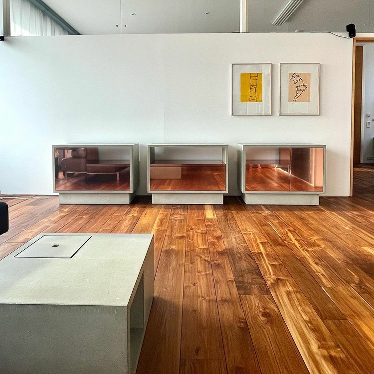 Beton-Sideboards und Beton-Couchtisch in Berliner Wohnung