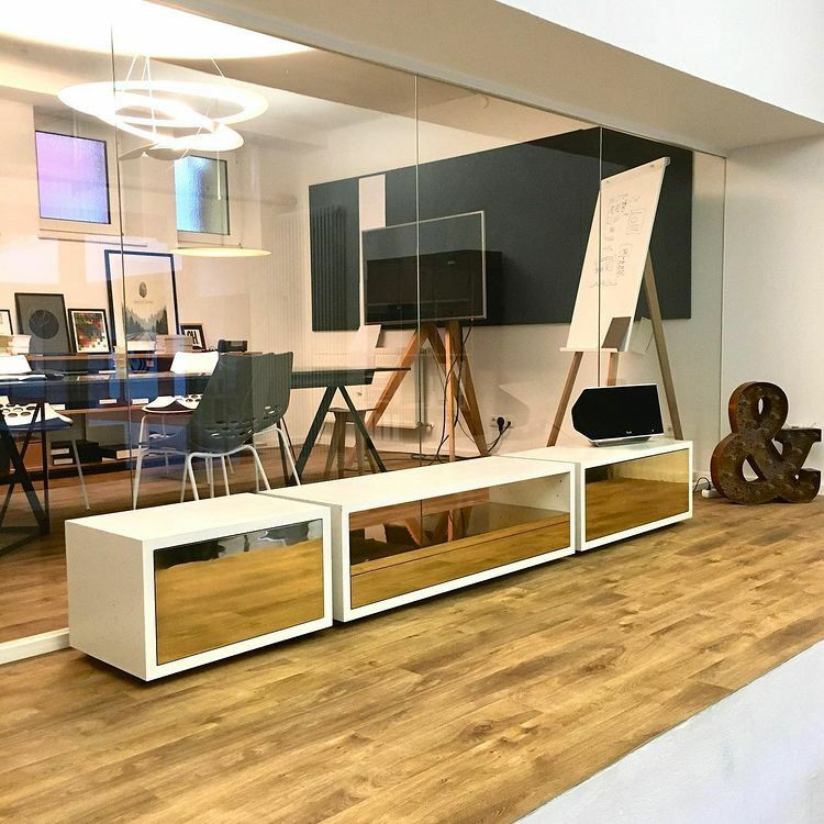 Dreiteilige Betonlowboards mit Messingfronten