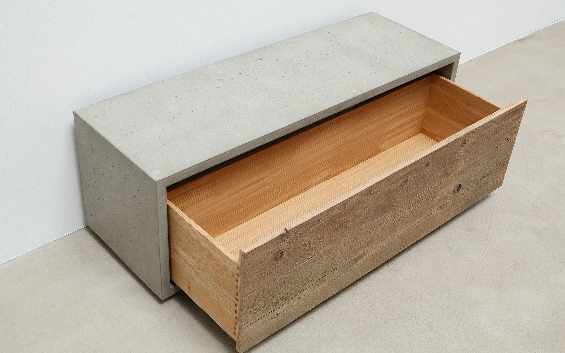 Beton Lowboard mit Holzfront
