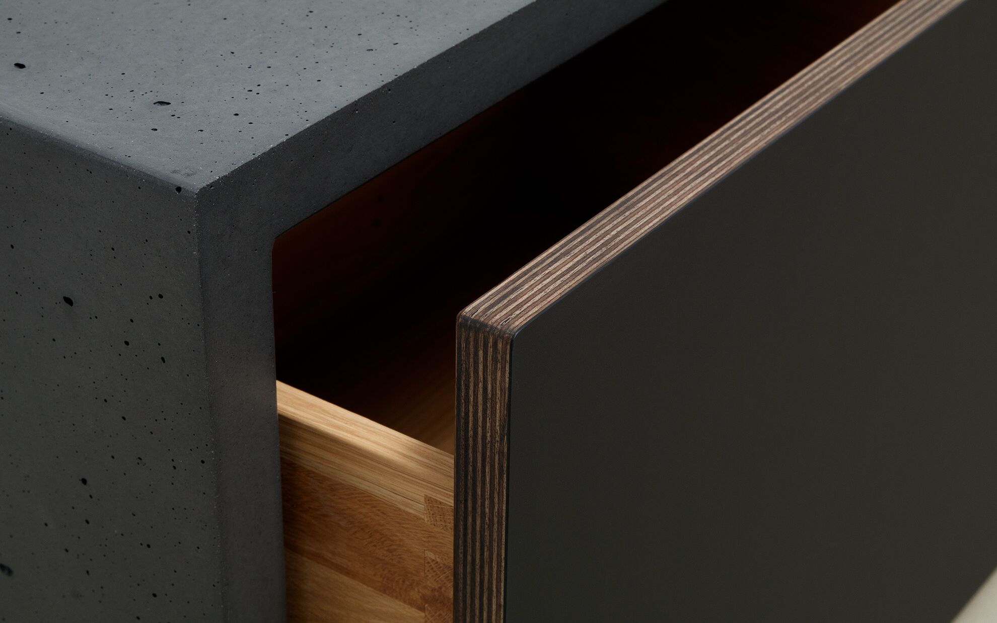 Beton Lowboard mit Front aus Fenix®