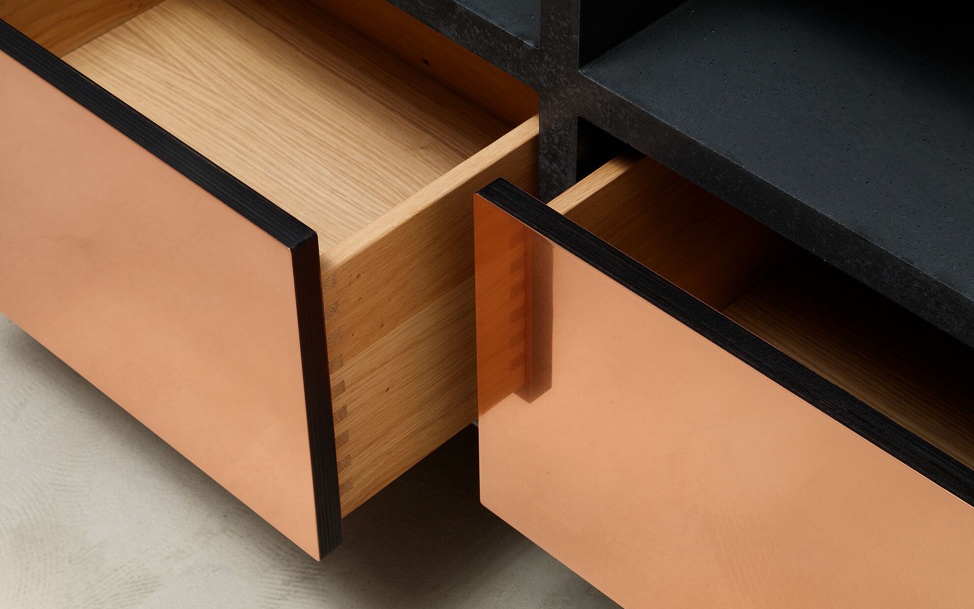 Beton-Sideboard mit Schubladen