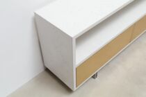 Beton-Sideboard weiss mit Messing-Fronten