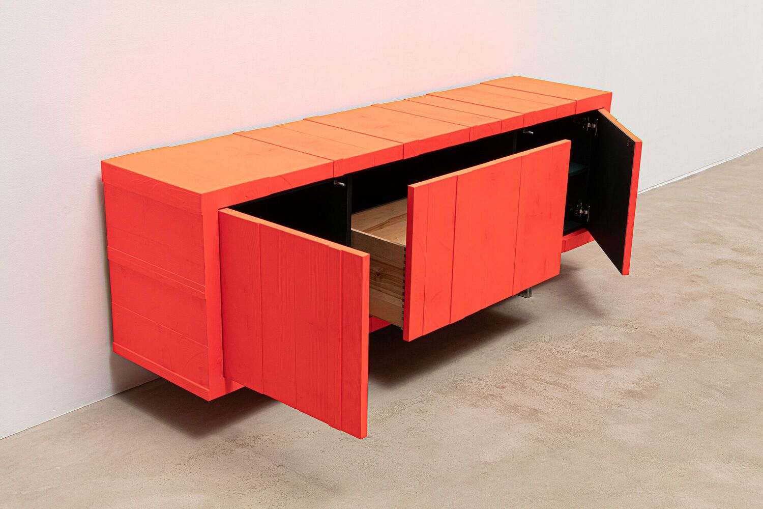 Rotes Sideboard mit Türen und Schubladen