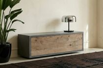 Beton Lowboard mit Holzfront 120c cm in einem Wohnzimmer
