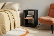 Nachttisch aus Beton im Schlafzimmer