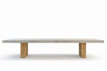 Betontisch mit Holzbeinen