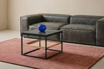 Couchtisch mit Betonplatte in einem Wohnzimer