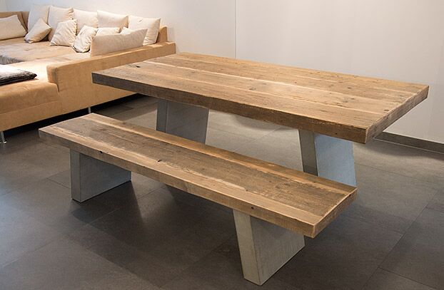 Tisch aus alten Gerüstbohlen mit Beton-Füssen