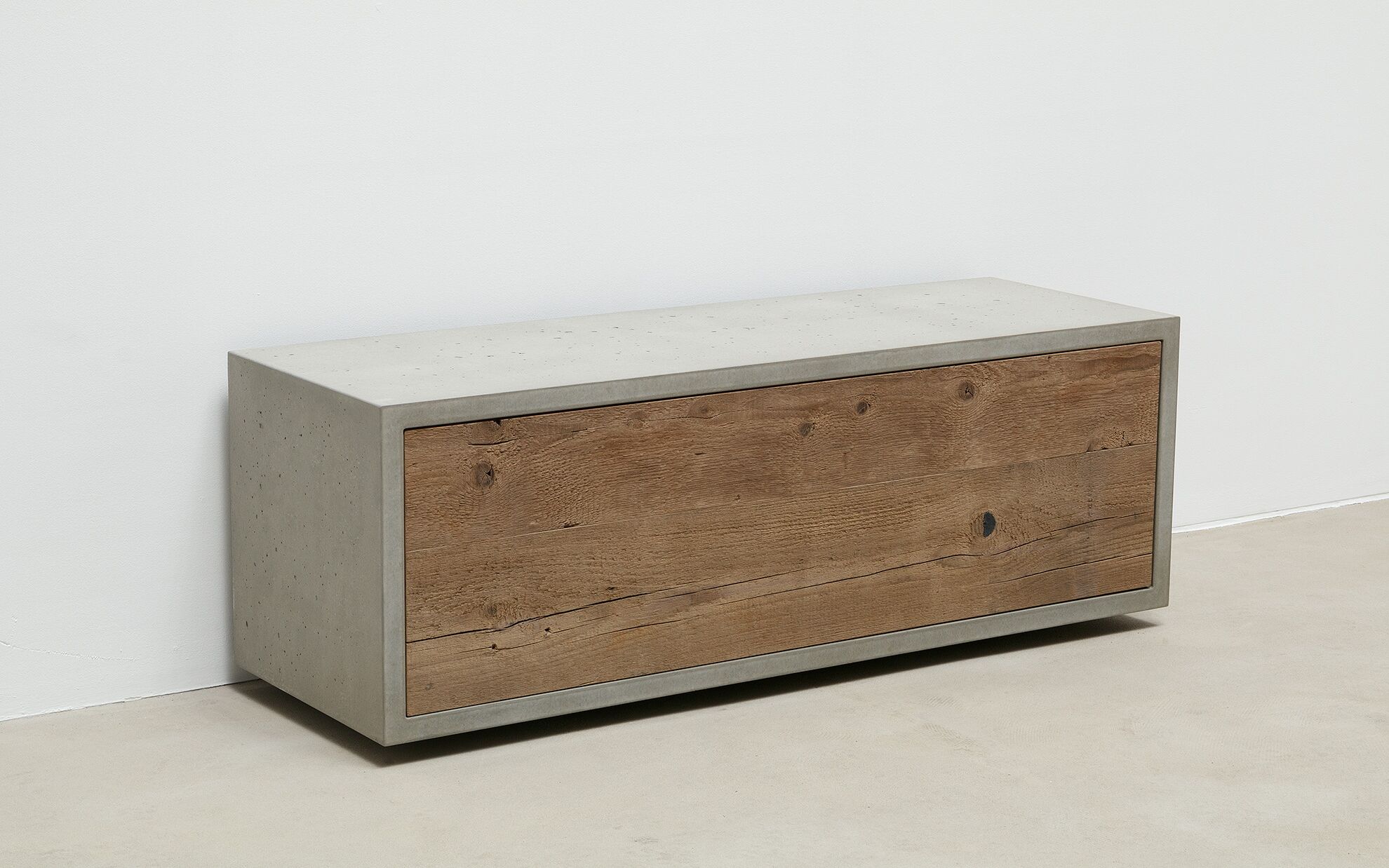 Beton Lowboard mit Holzfront
