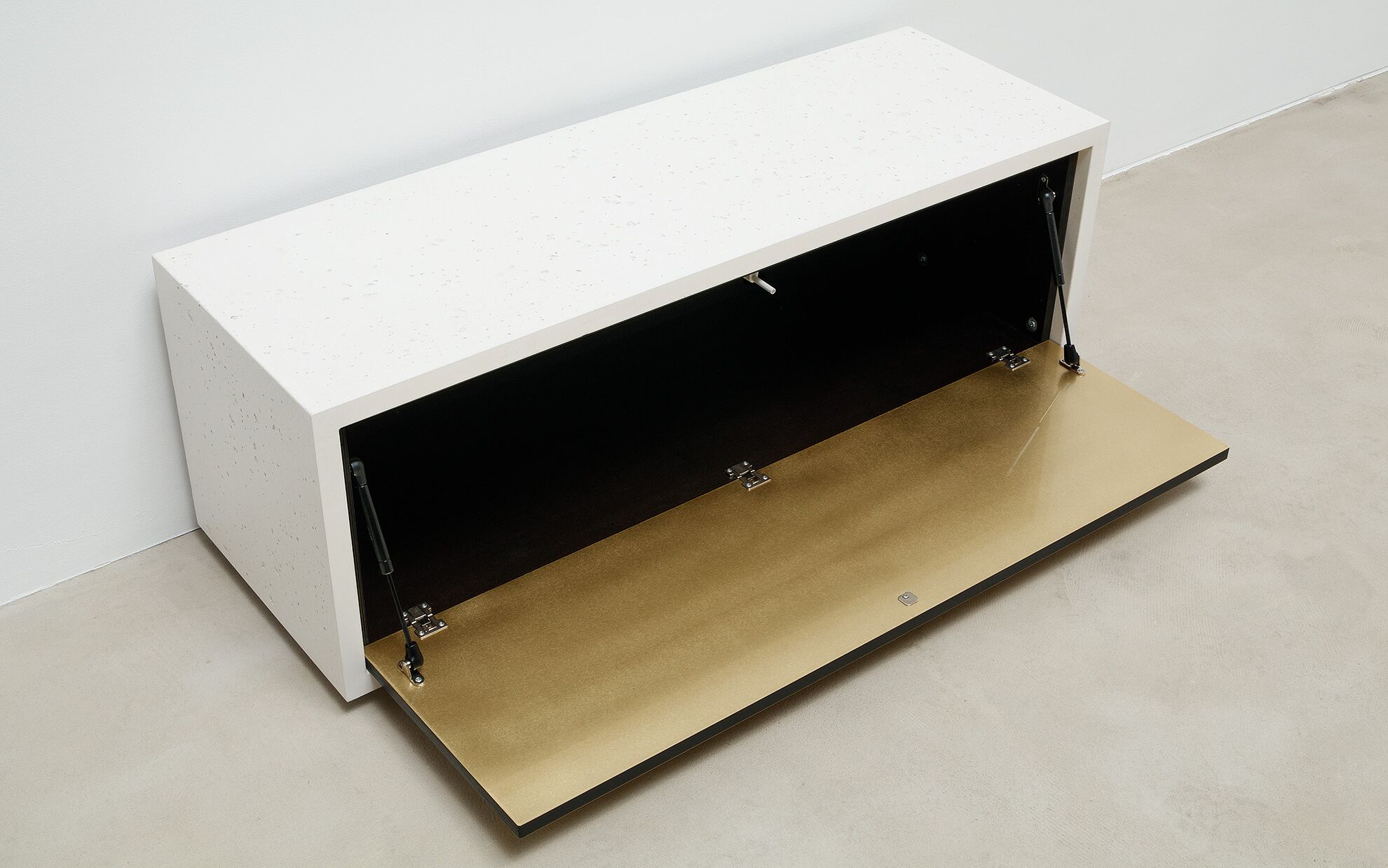Beton-Lowboard mit Klappe aus Messing