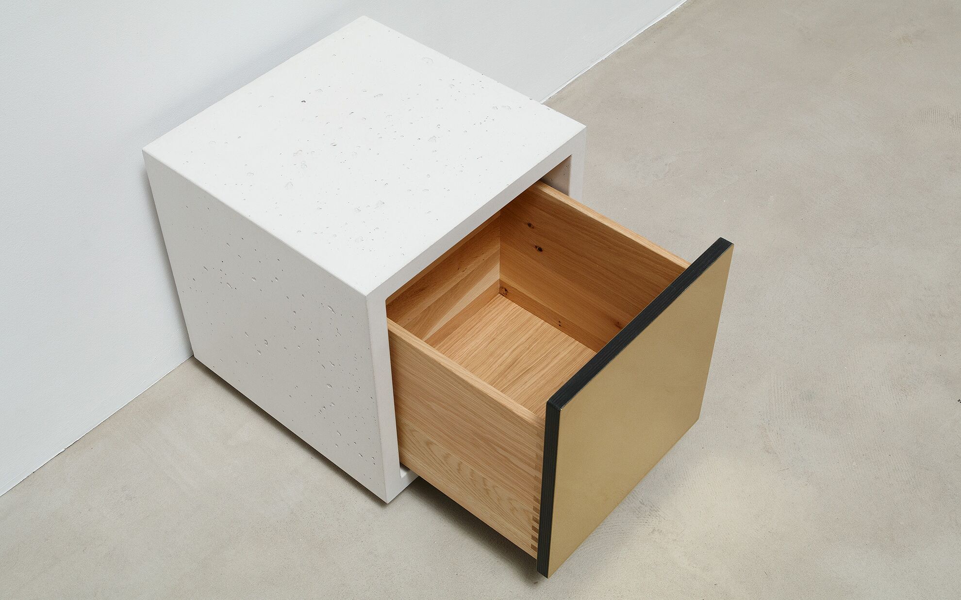 Beton-Lowboard mit offener Messing Schublade