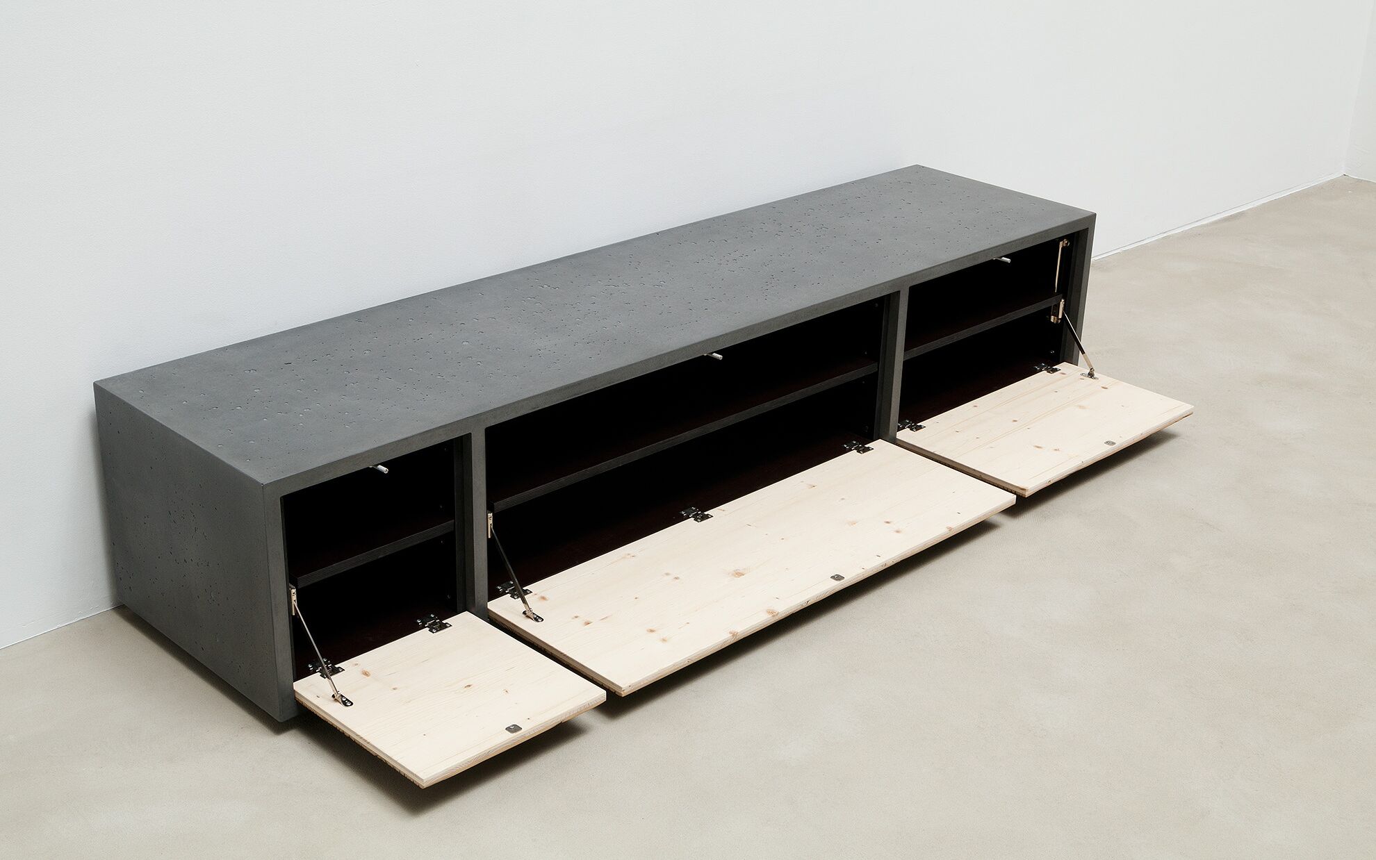 Beton-Lowboard mit Altholzfronten