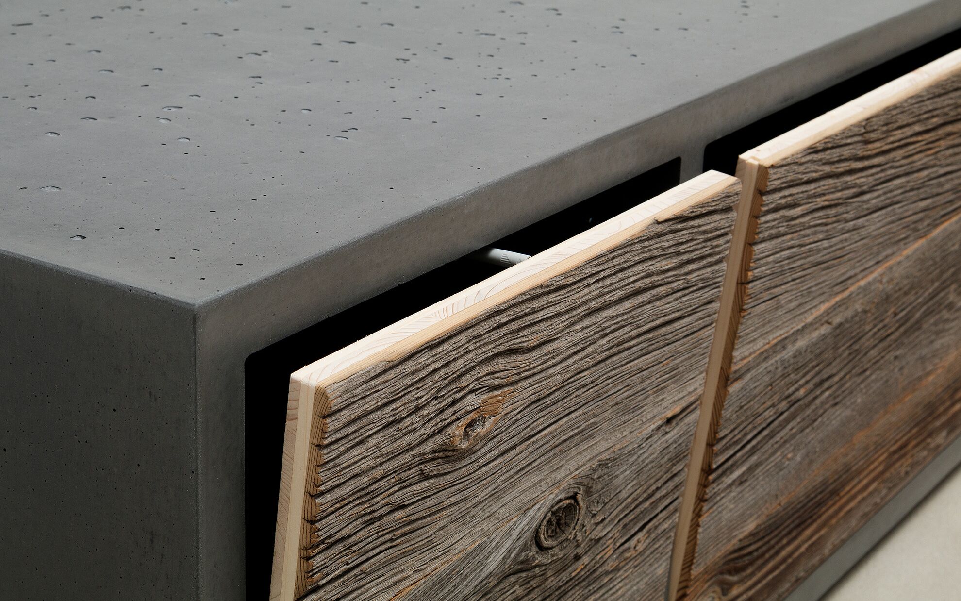 Beton-Lowboard mit Altholzfronten